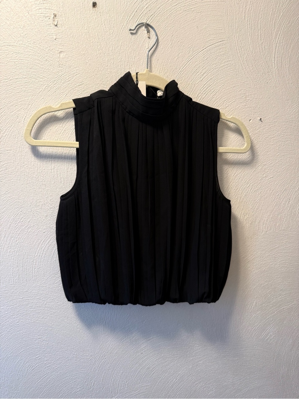 Babaton Aritzia Ezra Pleated Mock Neck Sleeveless Crop Top Black NWT 2XS/XS - Picture 2 of 6